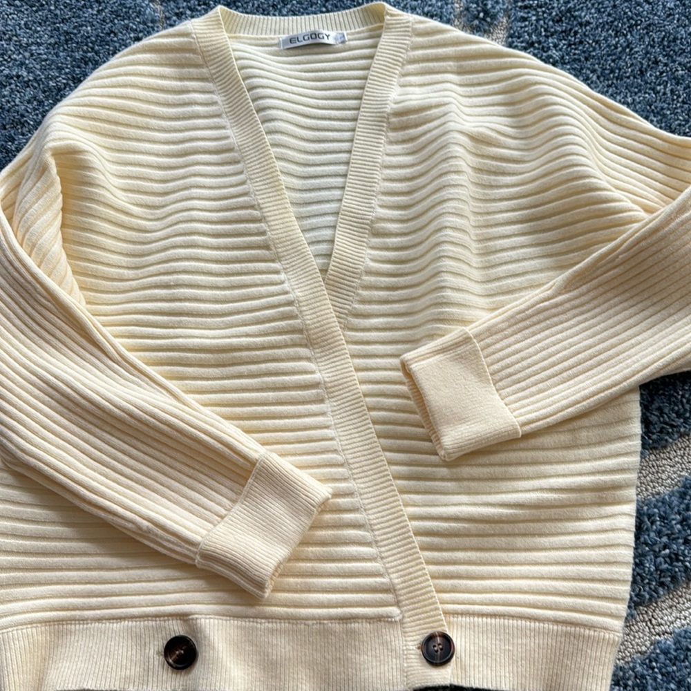 New without tags Elgogy women’s cross-waist 2 button cardigan